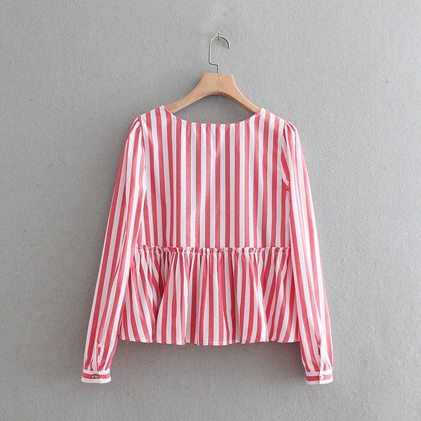 Cămașă modernă de damă în dungi cu decolteu în V