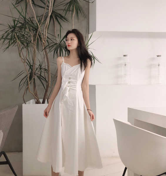 Rochie modernă de damă cu bretele subțiri