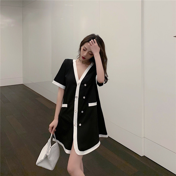 Rochie casual de dama in alb si negru cu decolteu in V