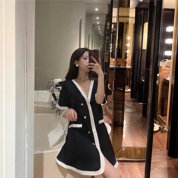 Rochie casual de dama in alb si negru cu decolteu in V