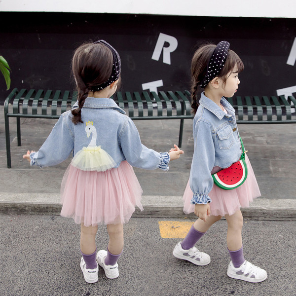 Set modern pentru copii care include rochie și tul și jachetă din denim cu aplicație