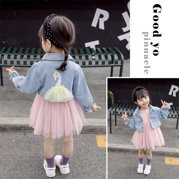 Set modern pentru copii care include rochie și tul și jachetă din denim cu aplicație