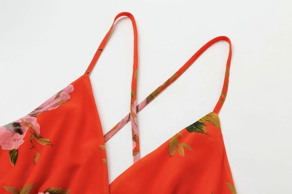 Salopetă de damă elegantă, cu decolteu în V adânc