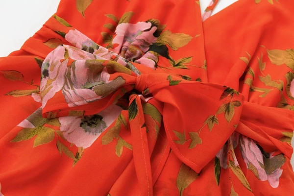 Salopetă de damă elegantă, cu decolteu în V adânc