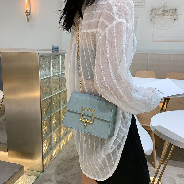 Geanta de dama moderna din piele cu inchidere metalica