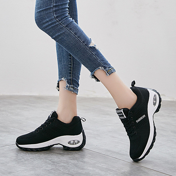 Tenisi de dama controversati cu talpa groasa in patru culori