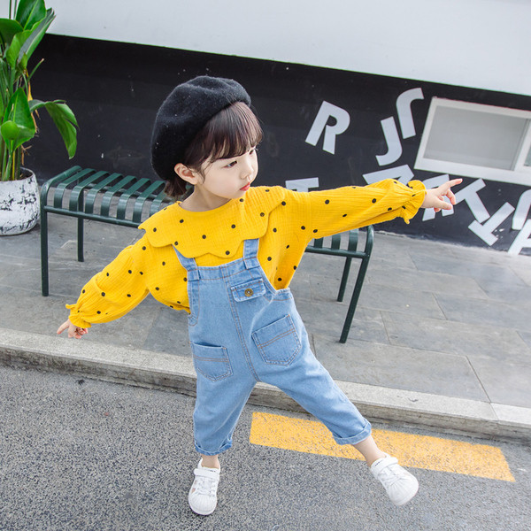 Set pentru copii pentru fete care include o cămașă galbenă și salopetă din denim