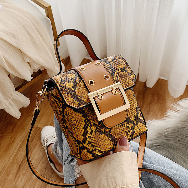 Geanta de dama eleganta cu model de sarpe in trei culori