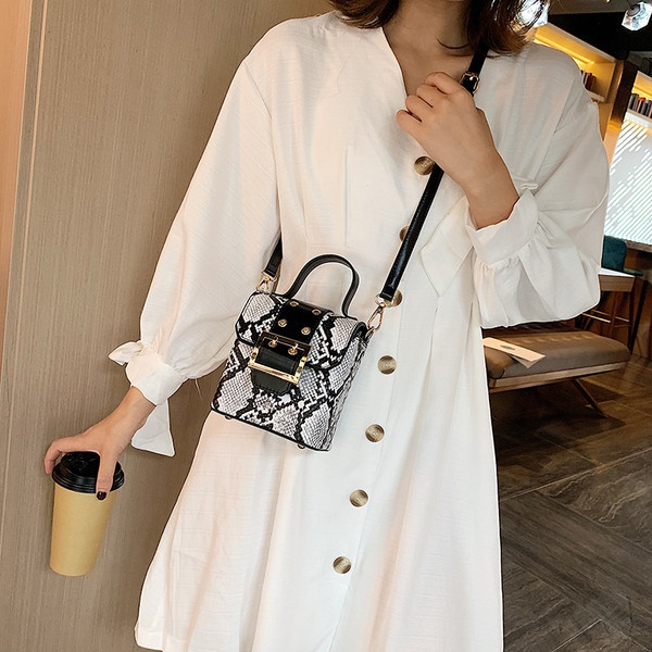 Geanta de dama eleganta cu model de sarpe in trei culori