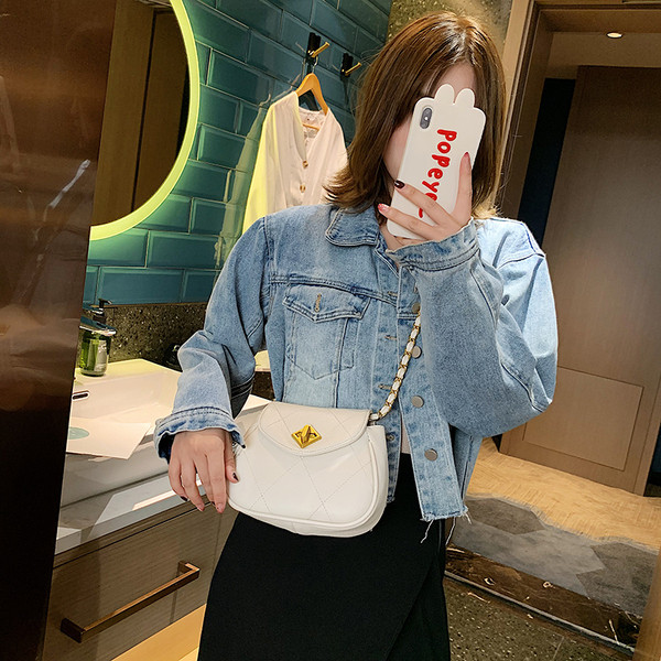 Geanta de dama din piele cu inchidere metalica