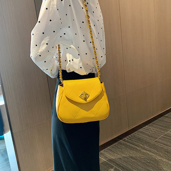 Geanta de dama din piele cu inchidere metalica