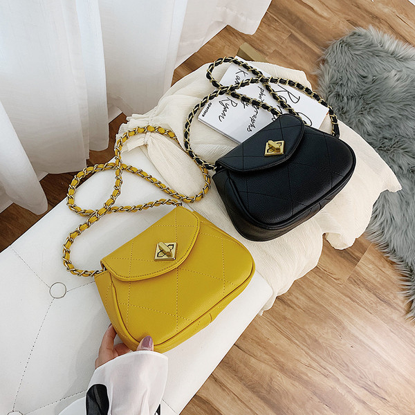 Geanta de dama din piele cu inchidere metalica