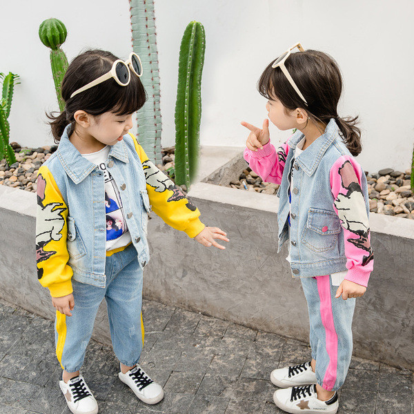 Set copii pentru fete care include o jacheta din blugi si blugi in doua culori