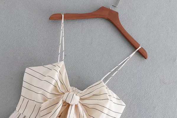 Rochie elegantă de damă, cu bretele subțiri și o panglică în bej