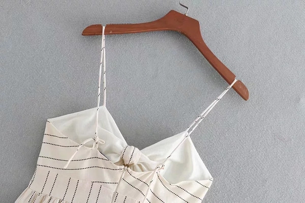 Rochie elegantă de damă, cu bretele subțiri și o panglică în bej