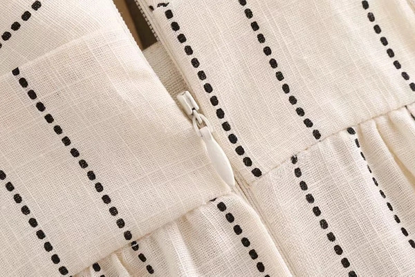 Rochie elegantă de damă, cu bretele subțiri și o panglică în bej