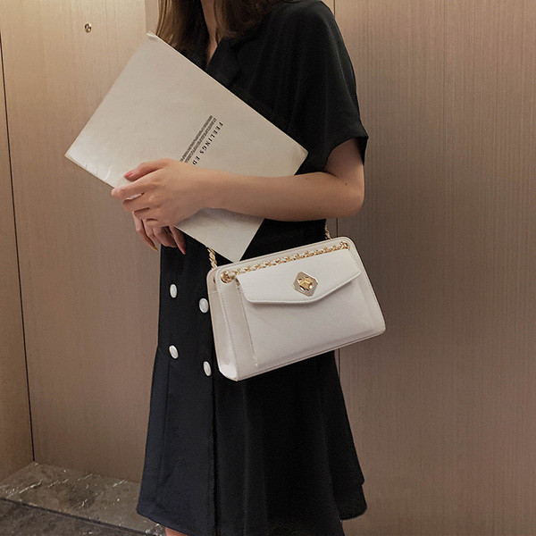 Geanta de dama cu inchidere metalica in patru culori