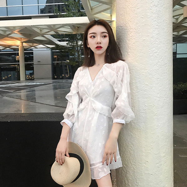 Salopetă de damă modernă în alb, cu decolteu în V