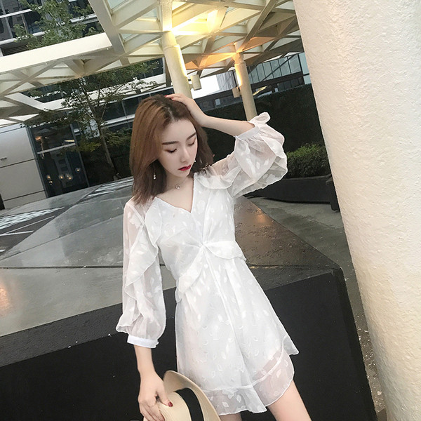 Salopetă de damă modernă în alb, cu decolteu în V