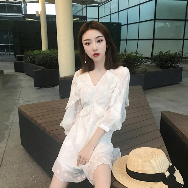 Salopetă de damă modernă în alb, cu decolteu în V