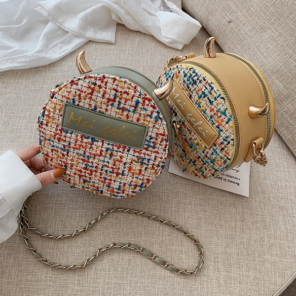 Geanta de dama moderna cu forma rotunda si element 3D