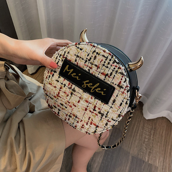 Geanta de dama moderna cu forma rotunda si element 3D