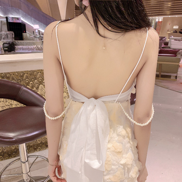 Rochie elegantă de damă în alb cu perle decorative