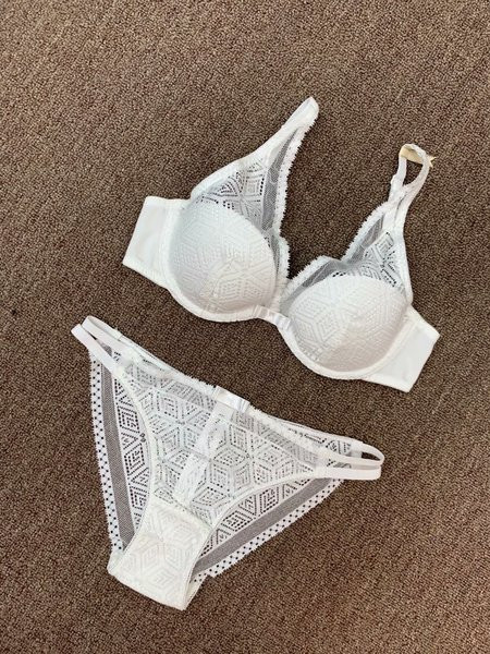 Lenjerie de dama din dantela in patru culori