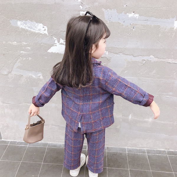 Costum pentru copii în carouri pentru fete în mov