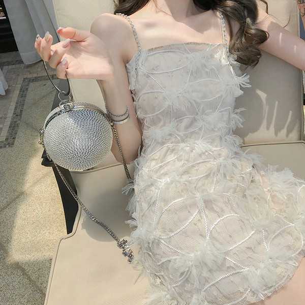 Rochie eleganta de dama din pietre albe si decorative