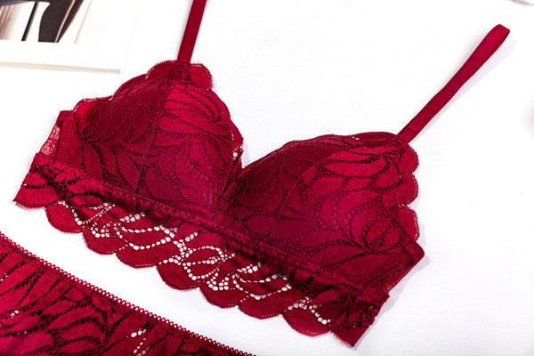 Set de lenjerie elegantă din dantelă în patru culori