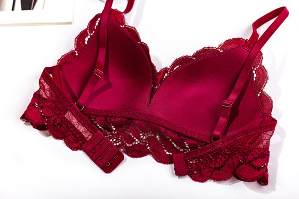 Set de lenjerie elegantă din dantelă în patru culori