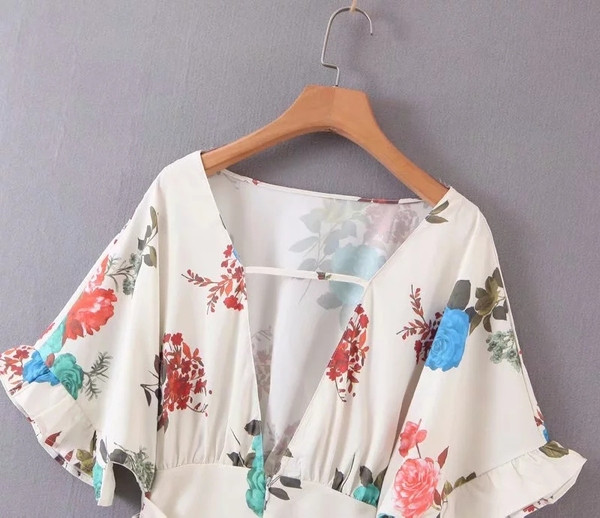 Bluză de damă cu mâneci scurte și model floral