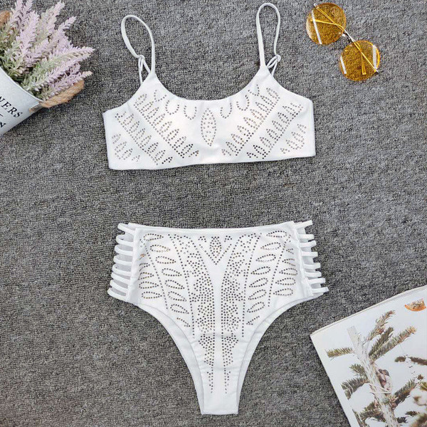 Costum de baie modern din două piese cu pietre albe