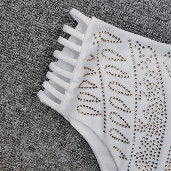 Costum de baie modern din două piese cu pietre albe