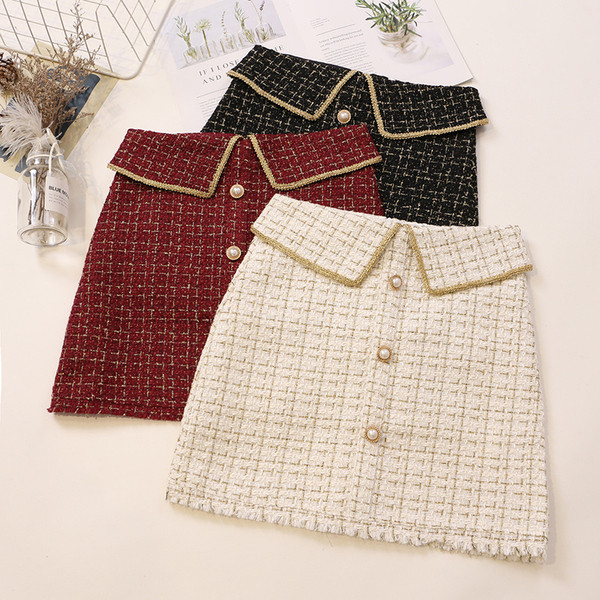 Fusta de dama eleganta cu nasturi in alb, negru si rosu