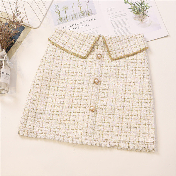 Fusta de dama eleganta cu nasturi in alb, negru si rosu