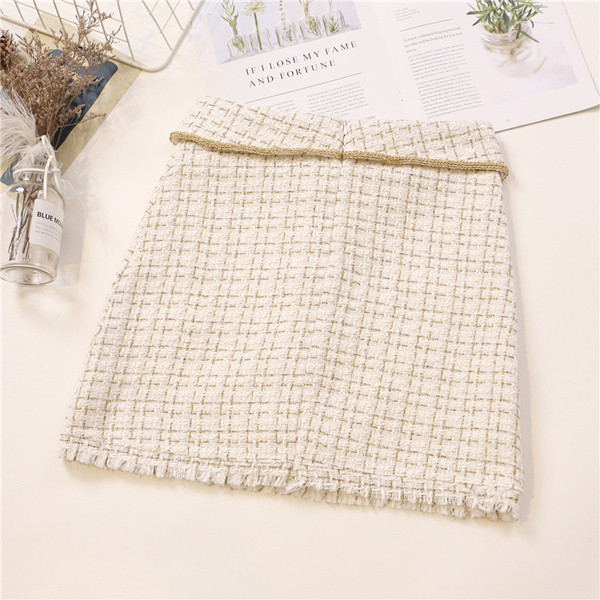 Fusta de dama eleganta cu nasturi in alb, negru si rosu