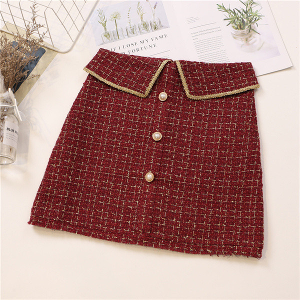 Fusta de dama eleganta cu nasturi in alb, negru si rosu