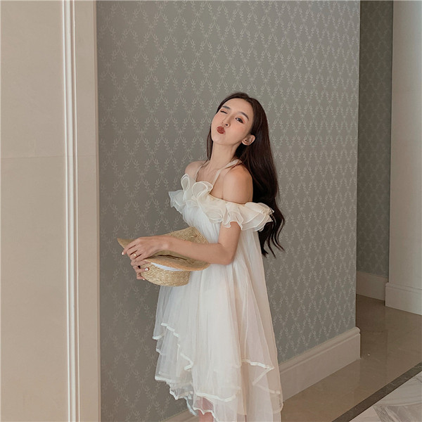 Rochie actuală de damă în alb cu tul