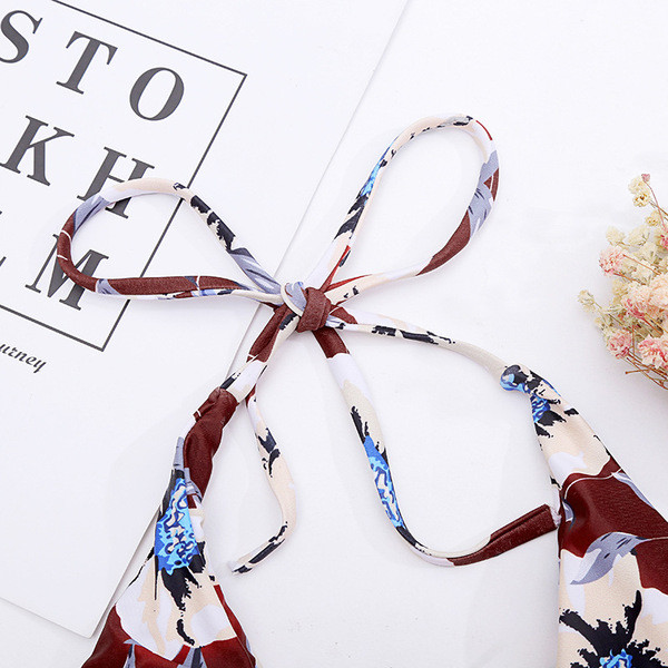 Costum de baie complet cu model floral și bretele