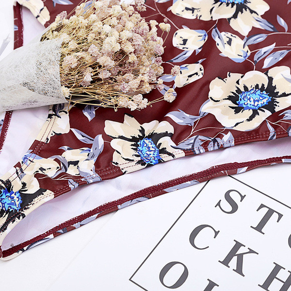 Costum de baie complet cu model floral și bretele