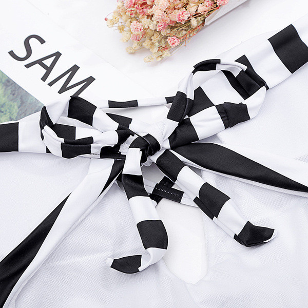 Costum de baie cu dungi alb-negru