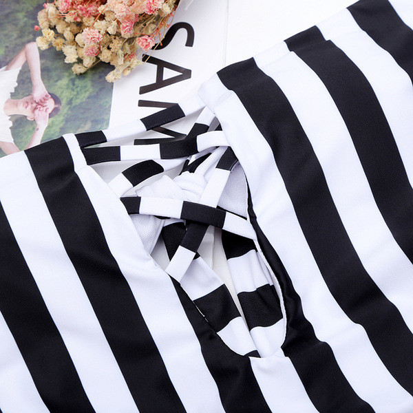 Costum de baie cu dungi alb-negru