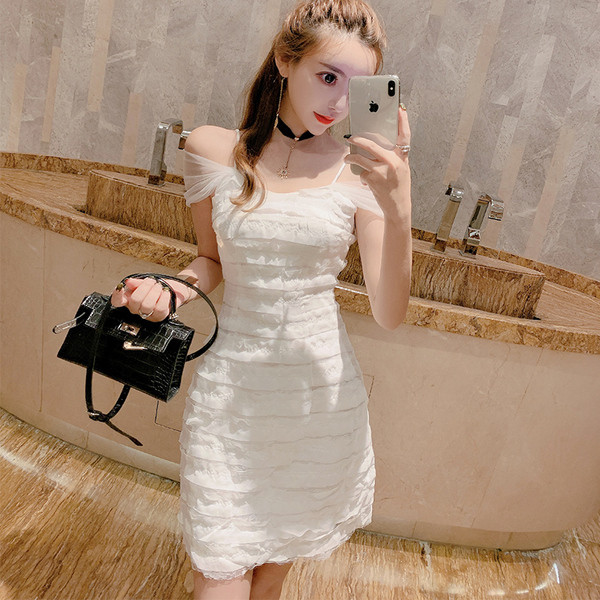 Rochie moderna de dama in alb cu bretele subtiri