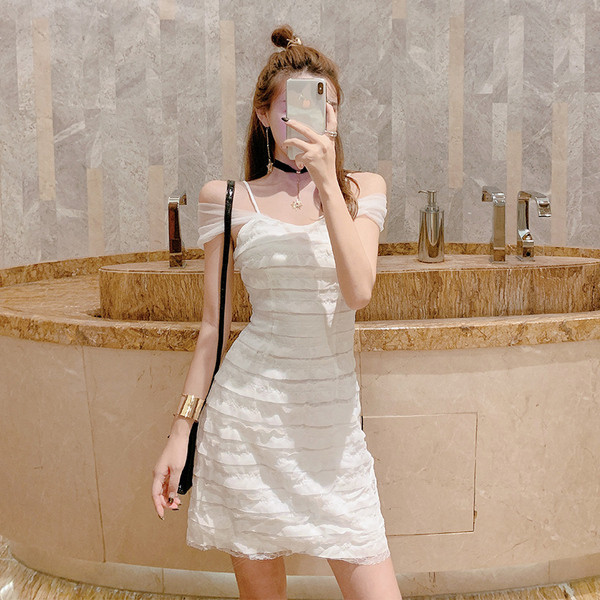 Rochie moderna de dama in alb cu bretele subtiri