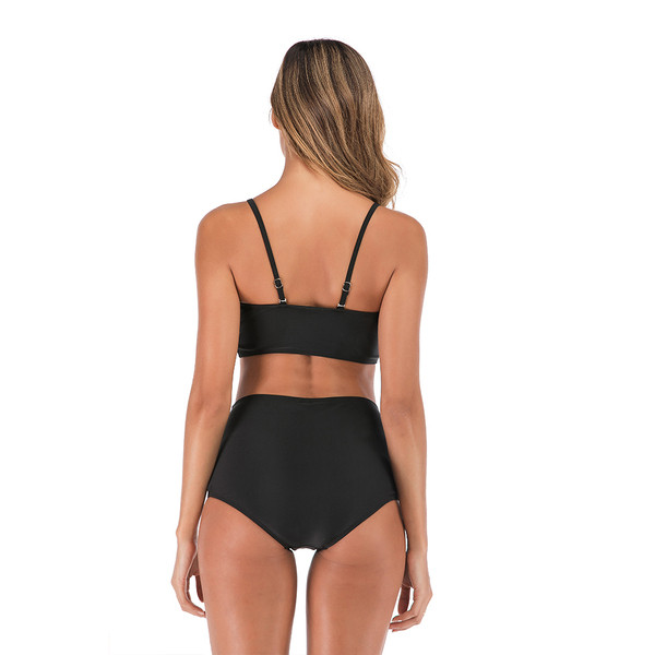 Model de costum de baie simplu din două piese în negru