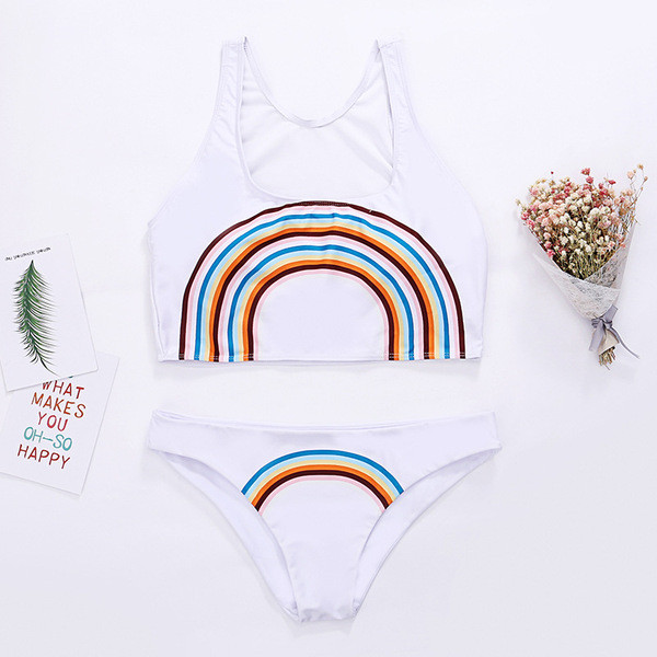 Costum de baie modern din două piese alb cu aplicații colorate