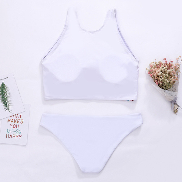 Costum de baie modern din două piese alb cu aplicații colorate