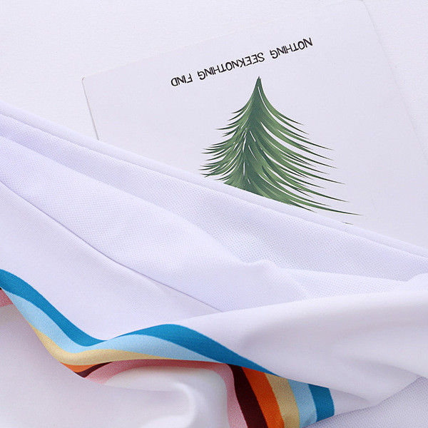 Costum de baie modern din două piese alb cu aplicații colorate